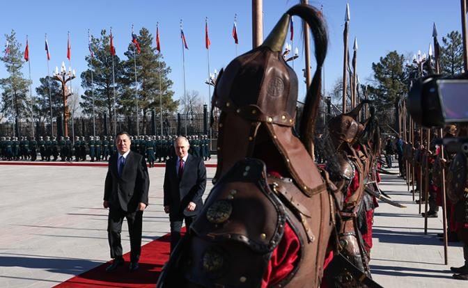 На фото: президент РФ Владимир Путин и президент Киргизии Садыр Жапаров во время церемонии официальной встречи в правительственной резиденции "Ынтымак Ордо".