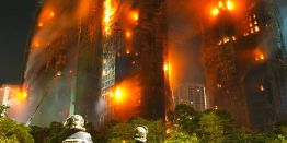 «Город в огне». Шокирующие кадры из Гонконга: 42-летния здания унесли жизни десятков человек