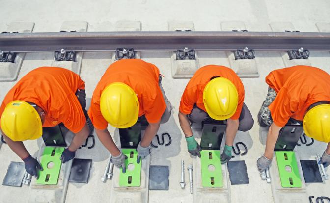 Страшная авария: поезд насмерть сбил 11 строителей