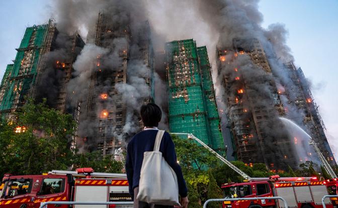 На фото: пожар в жилом комплексе "Ван Фук Корт" в Гонконге