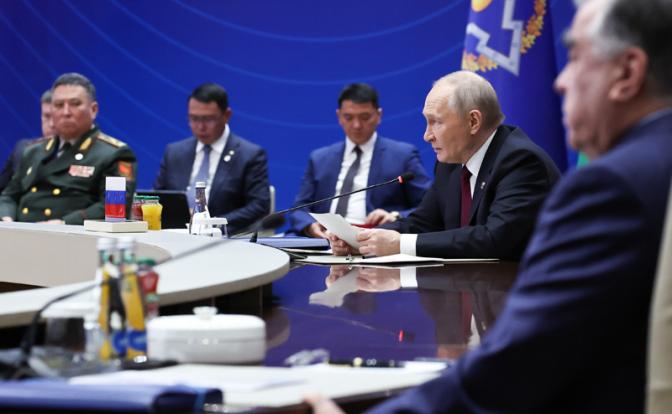 На фото: президент России Владимир Путин во время заседания Совета коллективной безопасности ОДКБ в расширенном составе в комплексе "Ынтымак ордо".