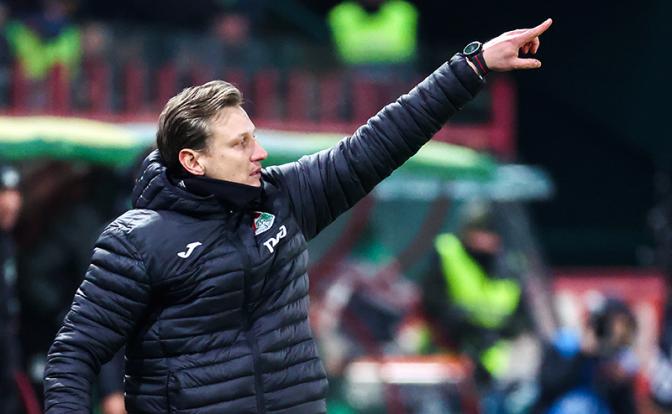 На фото: главный тренер "Локомотива" Михаил Галактионов во время матча.