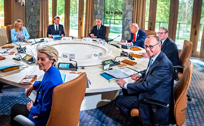 На фото (на первом плане слева направо): премьер-министр Великобритании Кир Стармер, канцлер Германии Фридрих Мерц (ХДС) и председатель Европейской комиссии Урсула фон дер Ляйен.