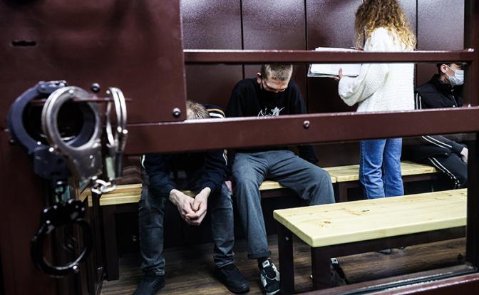 На фото: Дмитрий Леонтьев, Андрей Основа, курьер Анжела Цырульникова и Артур Каменецкий (слева направо) во время заседания по уголовному делу о мошенничестве с квартирой певицы Ларисы Долиной