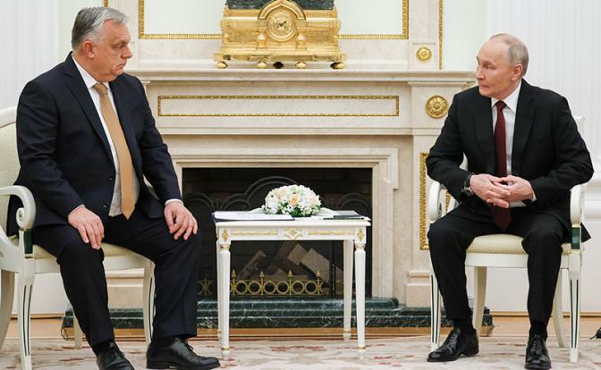 На фото: президент РФ Владимир Путин и премьер-министр Венгрии Виктор Орбан (справа налево) во время переговоров в Кремле.