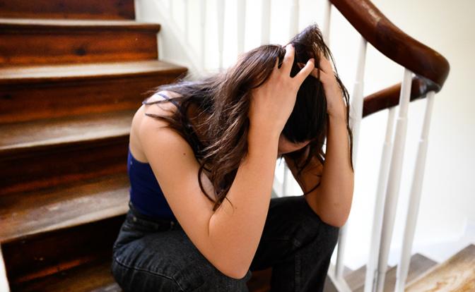 «Под балконом валяется, сдыхает»: 21-летняя челябинка выпала с пятого этажа во время встречи с бывшим