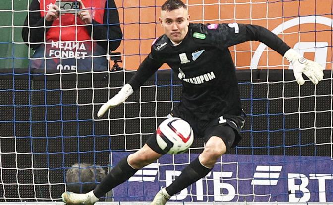На фото: голкипер петербургского «Зенита» Евгений Латышонок во время Кубка России по футболу: "Динамо" (Москва) - "Зенит" (Санкт-Петербург) - 0:1