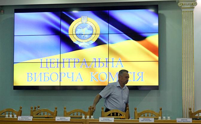 На фото: логотип Центральной избирательной комиссии на экране в здании ЦИК Украины в Киеве.