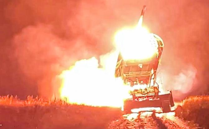 На фото: тяжелая огнеметная система ТОС-1А "Солнцепек" во время боевой работы в зоне проведения специальной военной операции.