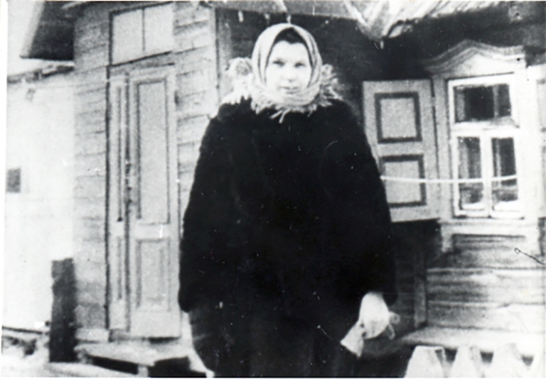 На фото: М.Б. Осипова в расположении партизанского отряда «Дима» после операции по уничтожению В. Кубе. Сентябрь 1943 г., д. Янушковичи Логойского района Минской обл.