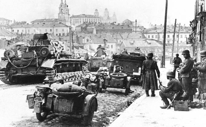 На фото: немецкие войска в оккупированном Минске, ВОВ.