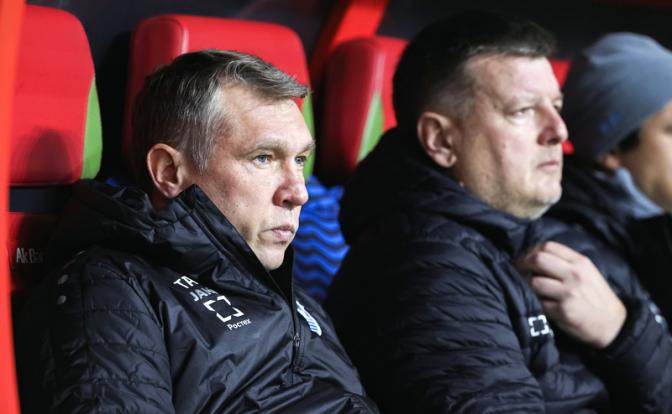 На фото: главный тренер "Балтики" Андрей Талалаев (слева) и старший тренер Юрий Нагайцев (справа) во время матча.