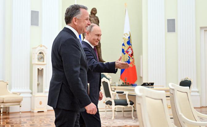 На фото: президент РФ Владимир Путин и специальный посланник президента США Стивен Уиткофф (справа налево) во время встречи.