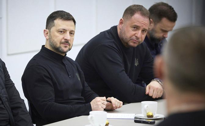 На фото (слева направо): Владимир Зеленский и  бывший глава офиса президента Украины Андрей Ермак.