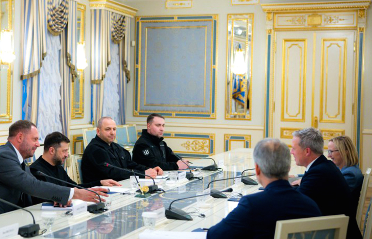 На фото: министр армии США Дэниел Дрисколл (справа) во время встречи с президентом Украины Владимиром Зеленским (второй слева)