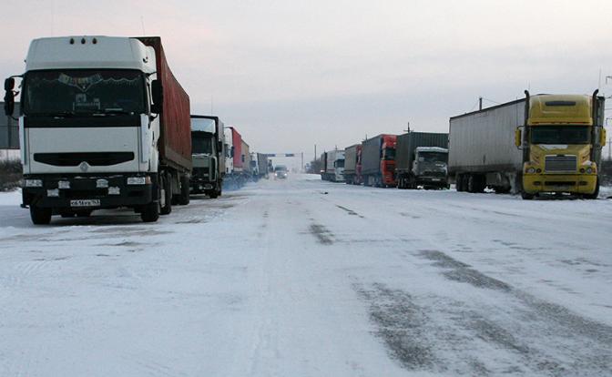 Фуры стоят вторые сутки, водители замерзают: транспортный коллапс на границе Иркутской области и Бурятии