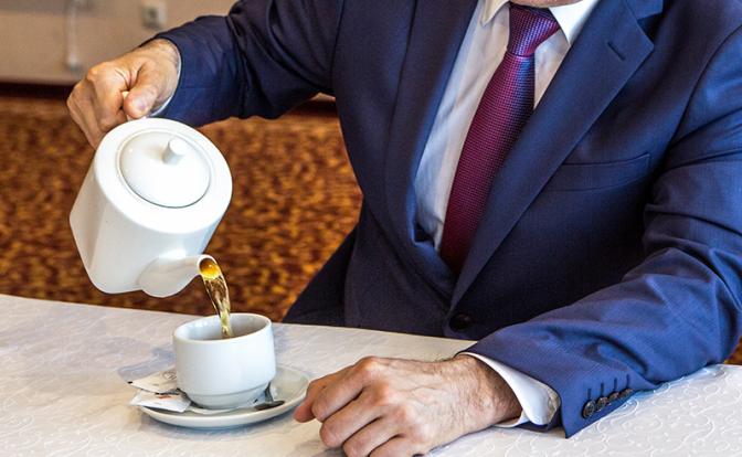 Чиновник Минкульта подливал женщинам мочегонное на собеседованиях и издевался над ними