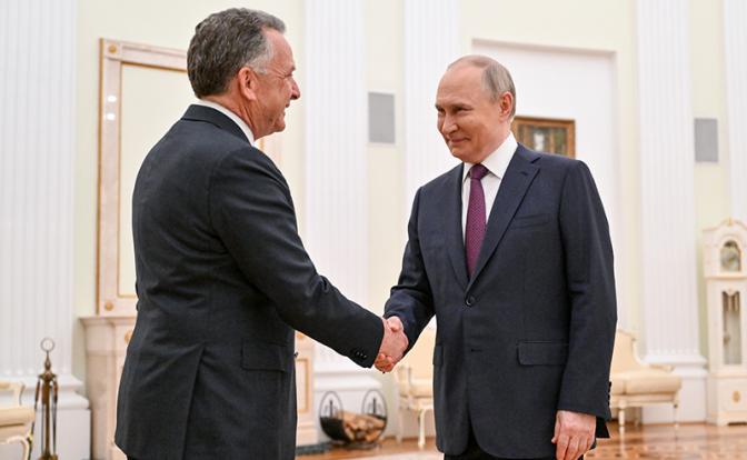 На фото: президент РФ Владимир Путин и специальный посланник президента США Стивен Уиткофф (справа налево)