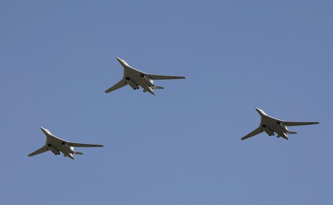 На фото: стратегические бомбардировщики Ту-160.