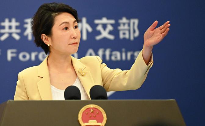 На фото: официальный представитель МИД КНР Мао Нин.