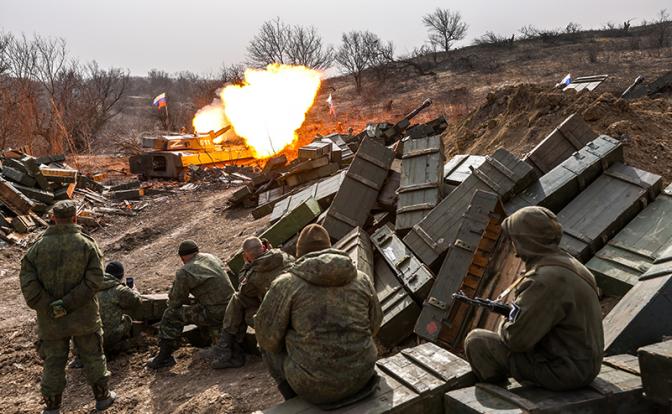 На фото: во время стрельбы агитационными снарядами из полковой самоходной гаубицы 2С1 "Гвоздика".