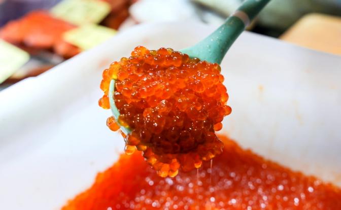 Гастроэнтеролог рассказала, теряет ли свойства красная икра после заморозки