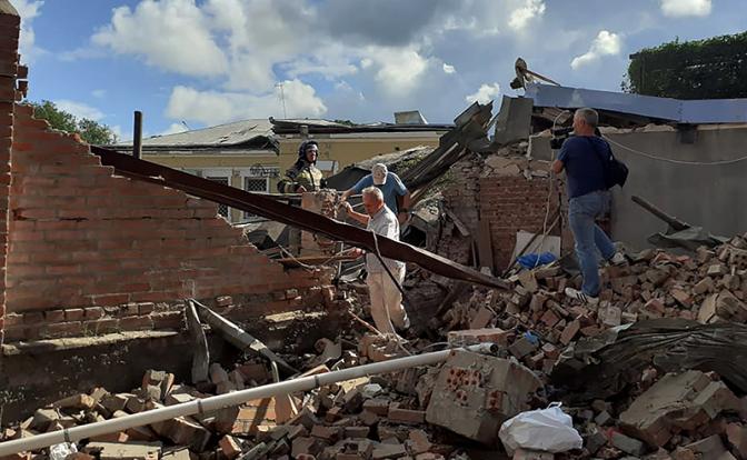 На фото: последствия взрыва. По данным Минобороны РФ, в городе упал обломок сбитой российскими система ПВО ракеты ВСУ. В результате взрыва пострадали 15 человек.