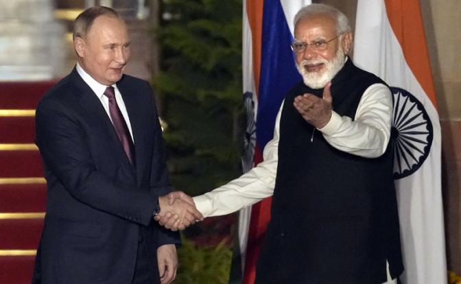 На фото: президент РФ Владимир Путин и премьер-министр Индии Нарендра Моди (слева направо) во время встречи. Архивное фото.