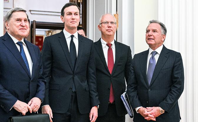 На фото: спецпосланник президента США Стив Уиткофф, спецпредставитель президента РФ по инвестиционно-экономическому сотрудничеству с зарубежными странами, глава Российского фонда прямых инвестиций (РФПИ) Кирилл Дмитриев, бизнесмен Джаред Кушнер