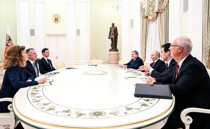 На фото: спецпосланник президента США Стив Уиткофф, бизнесмен Джаред Кушнер, помощник президента РФ Юрий Ушаков, президент РФ Владимир Путин (третий справа), глава Российского фонда прямых инвестиций (РФПИ) Кирилл Дмитриев во время переговоров в Кремле.