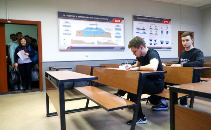 На фото: студенты во время сдачи зимней экзаменационной сессии в Российском университете транспорта в Москве.