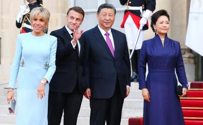 На фото: президент Франции Эммануэль Макрон и его супруга Брижит Макрон во время встречи с председателем Китайской Народной Республики Си Цзиньпином и его супругой Пэн Лиюань.
