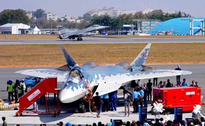 На фото: российский многоцелевой истребитель пятого поколения Су-57 на международной аэрокосмической выставке Aero India 2025.