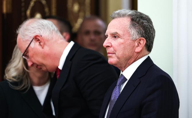 На фото: спецпосланник президента США Стив Уиткофф перед переговорами с президентом РФ Владимиром Путиным в Кремле.