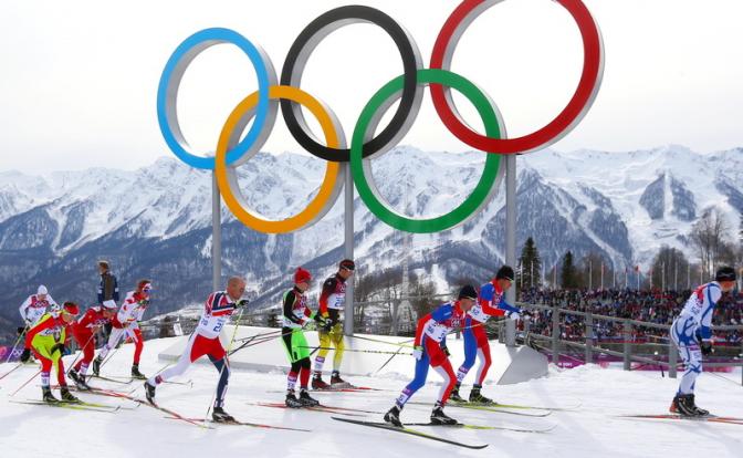 На фото: спортсмены во время финальных соревнований по скиатлону на 15 км классическим стилем + 15 км свободным стилем на XXII зимних Олимпийских играх, 2014 год.