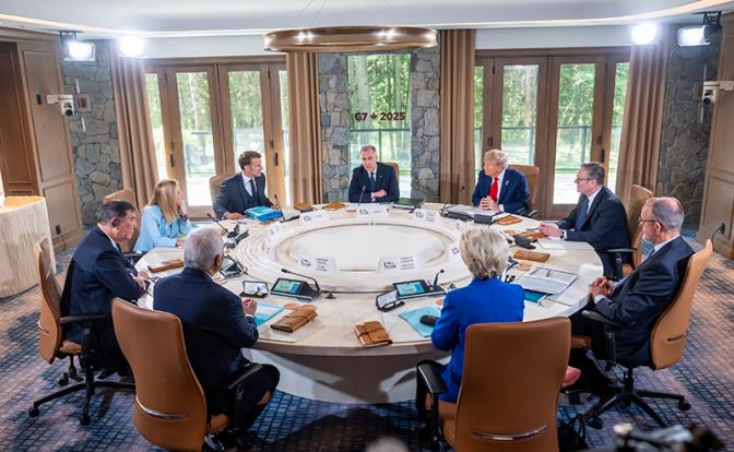 На фото: во время заседания стран G7.