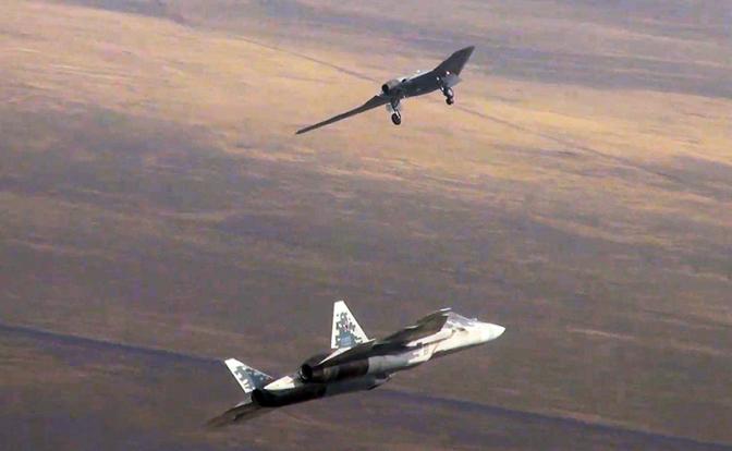 На фото: беспилотный летательный аппарат "Охотник" во время первого совместного полета с истребителем Су-57.