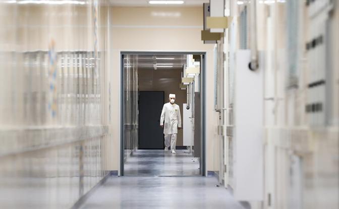 Безжалостная выписка: на Урале полковника выставили из больницы в тапочках