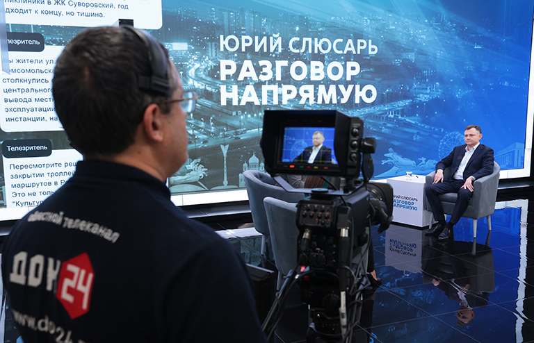 На фото: губернатор Ростовской области Юрий Слюсарь во время прямой линии.