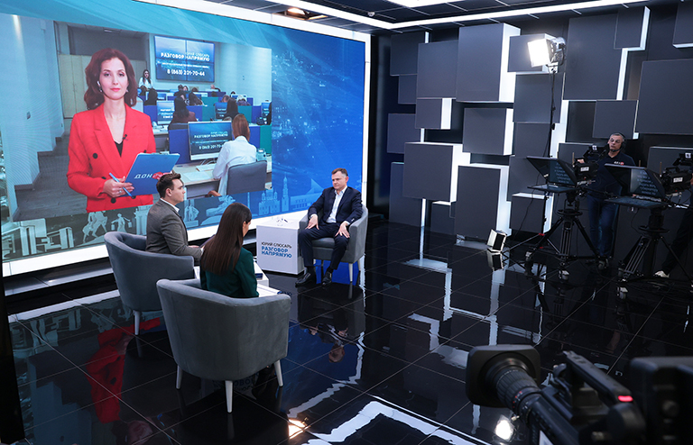 На фото: губернатор Ростовской области Юрий Слюсарь во время разговора с жителями региона