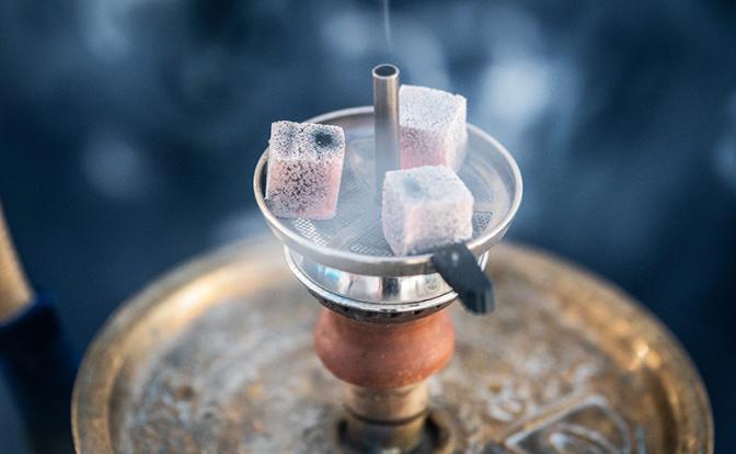 Онколог предупредил о смертельной опасности курения кальяна