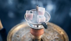 Онколог предупредил о смертельной опасности курения кальяна