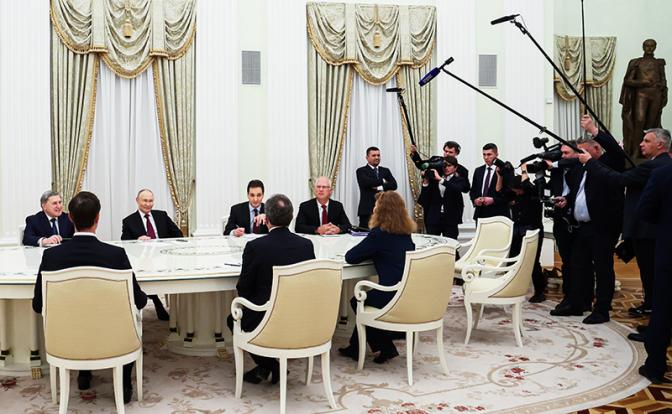На фото: переговоры президента РФ Владимира Путина и спецпосланника президента США Стива Уиткоффа в Кремле.