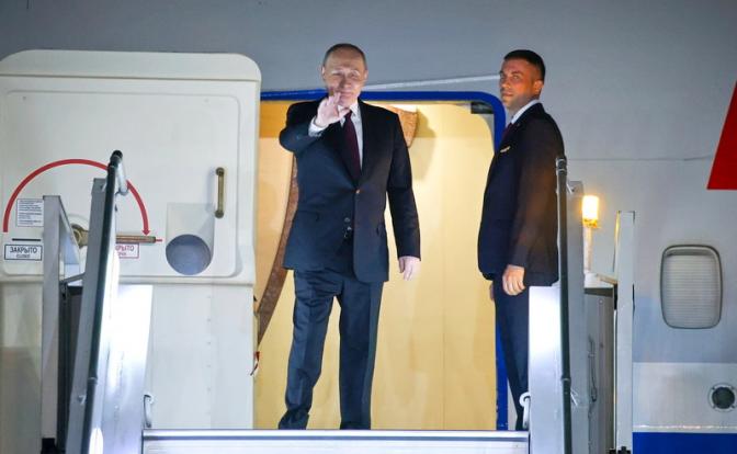 На фото: президент РФ Владимир Путин (слева) перед вылетом в Россию на авиабазе ВВС Индии Палам.