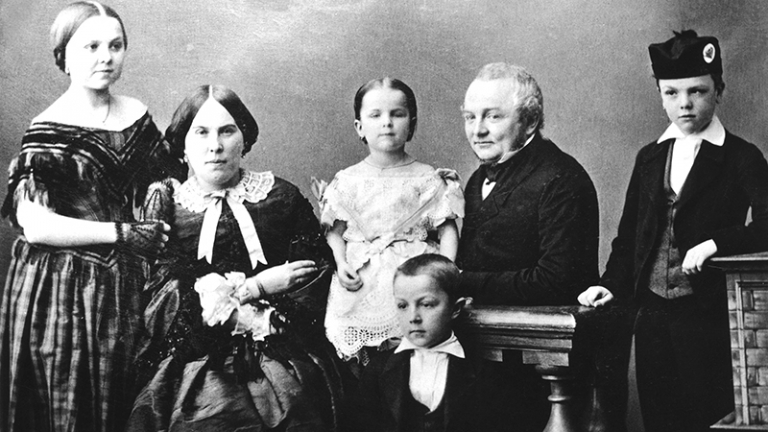 На фото: семья Кноппа в Париже в 1856 году. Дети Кноппа: Иоганн, Луиза, Теодор, Адель, Андреса (и Эмилия, нет на фото) - родились в Москве.