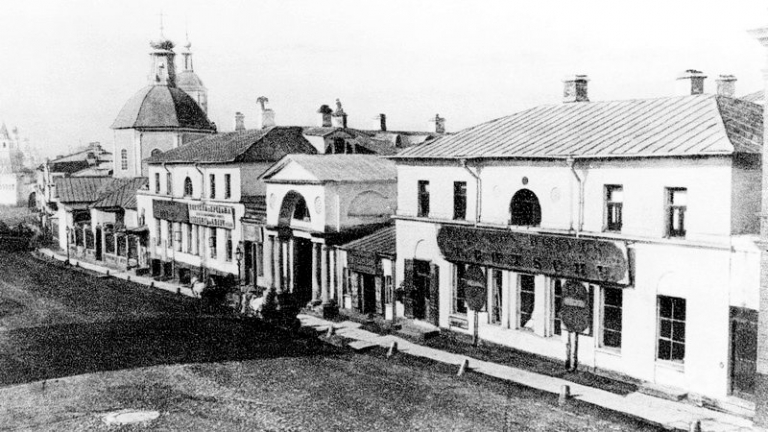 На фото: ворота в центре изображения вели в дом Варгина, резиденцию Людвига Кнопа в Москве с 1843 по 1861 годы.