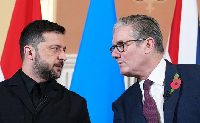 На фото: премьер-министр Великобритании Кир Стармер и президент Украины Владимир Зеленский (справа налево)