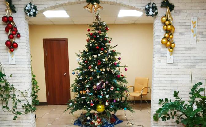 На фото: ёлка в одном из подъездов жилого дома