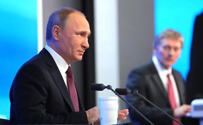 На фото: президент России Владимир Путин(на первом плане)