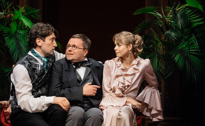 Темная сущность героя Островского: «Красавец мужчина» на сцене Театра на Трубной